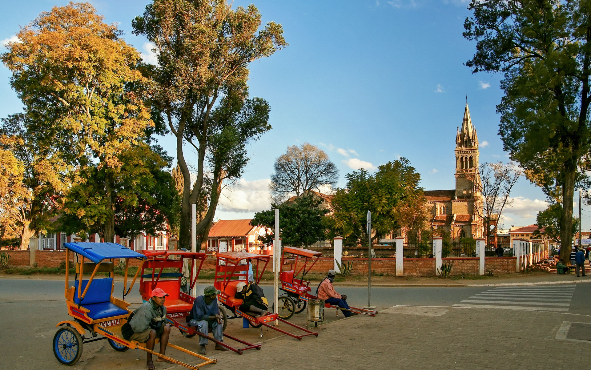 Antsirabe ist mit rund 260.000 Einwohnern die drittgrößte Stadt Madagaskars und liegt etwa 160 Kilometer südlich der Hauptstadt Antananarivo. Antsirabe bedeutet auf Madagassisch "wo es viel Salz gibt", da die Landschaft aufgrund der vulkanischen Böden sehr reich an Mineralsalzen ist. Die sehr fruchtbaren Böden ermöglichen eine der produktivsten Landwirtschaften des Landes.